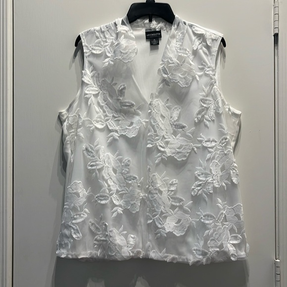 Liz Claiborne Tops - Liz Claiborne Sleevless Top With Lace Detail xl